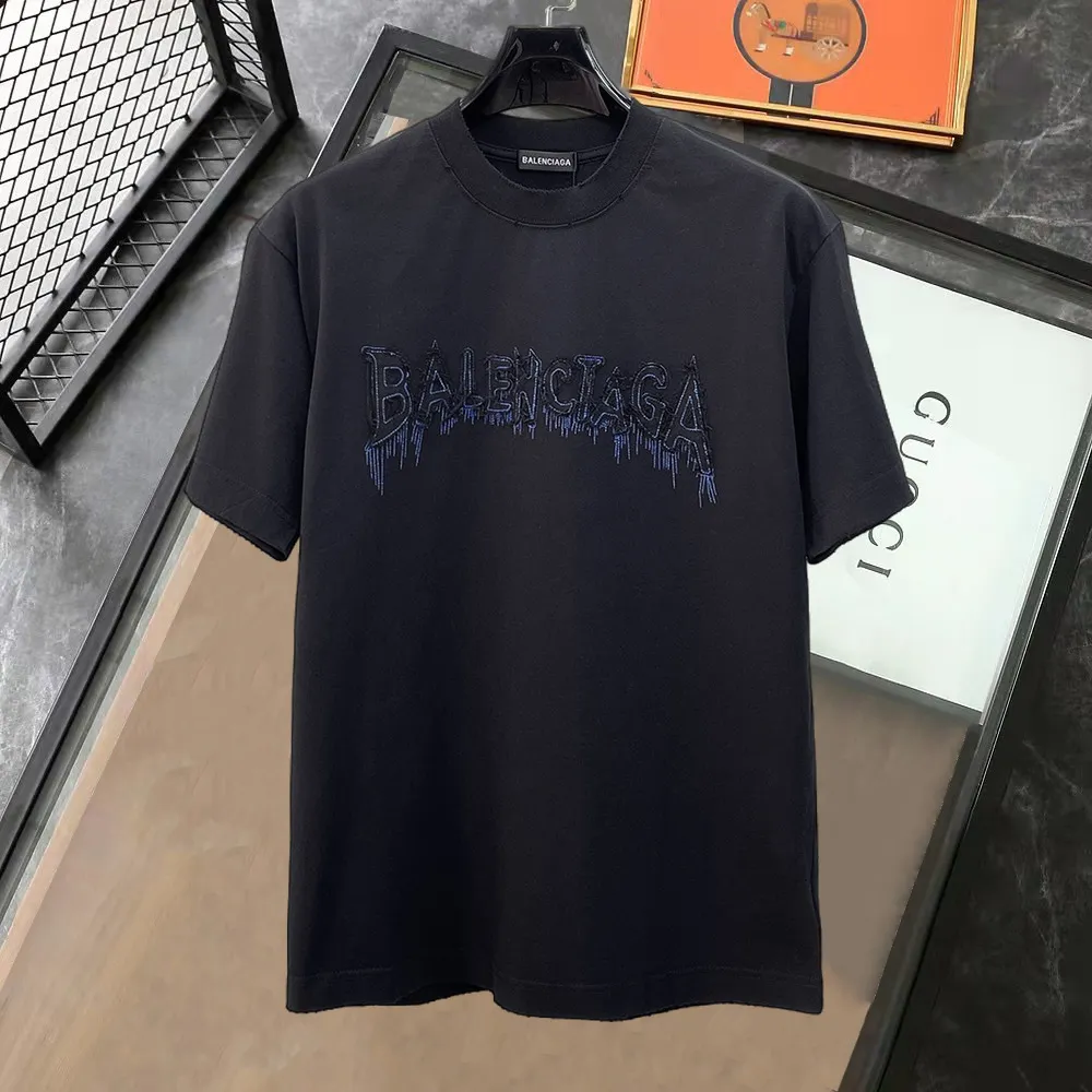 Balenciaga's high-end top-quality products 🐮2026 Spring and Summer New Arrival first counter, the latest New Arrival short-sleeved round neck T-shirt, Premium customized design, avant-garde and fashionable! Brand logo heavy craftsmanship design Premium customized 260g fabric. Soft to the touch. Comfortable to wear. Counter-level exquisite stitching. Fine workmanship. The upper body effect is incomparably handsome! A must-have item for men and women with the same style! Sizes: S~XXL When placing an order, please state your height and weight. The maximum wearing size is 210 pounds (one size larger)